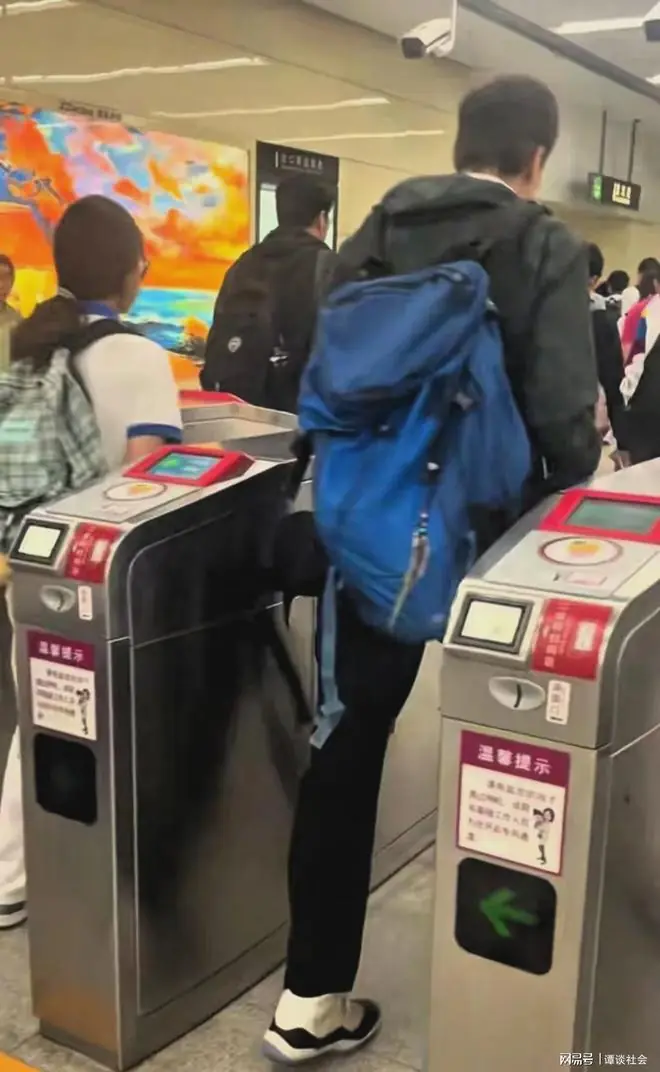 天津地铁外教逃票现场图2