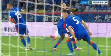 王钰栋头球攻门